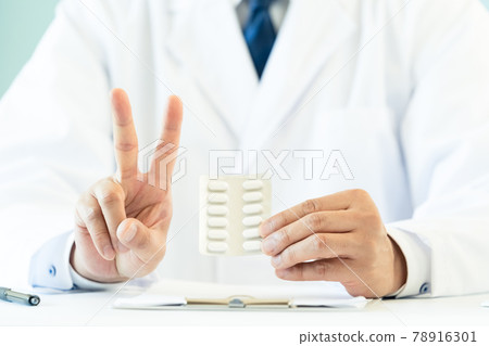 在顯示藥物的醫生的手中 在顯示藥物的醫生的手中 78916301