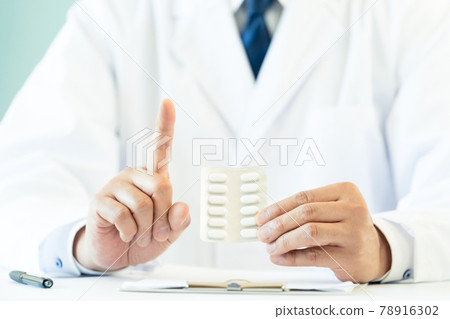 在顯示藥物的醫生的手中 在顯示藥物的醫生的手中 78916302