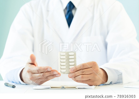 在顯示藥物的醫生的手中 78916303