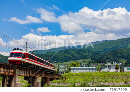 在被大自然環繞的鐵軌上行駛的舊小田急浪漫列車 在被大自然環繞的鐵軌上行駛的舊小田急浪漫列車 78917299