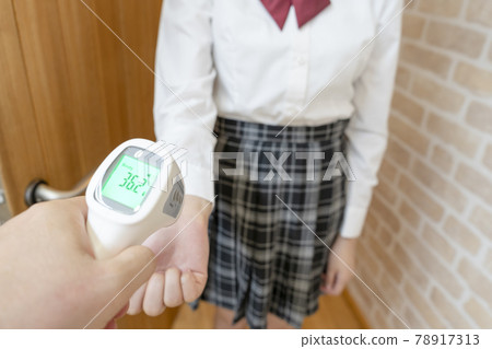 在非接觸式體溫屋測量體溫的女高中生 在非接觸式體溫屋測量體溫的女高中生 78917313