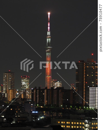 燈籠、鮮花和水邊 78918477