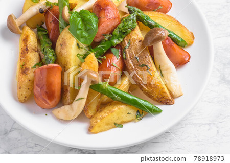 Stir-fried potatoes and sausages with basil 78918973