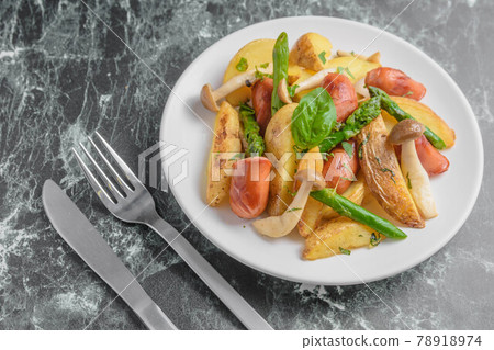 Stir-fried potatoes and sausages with basil 78918974