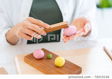 Woman making Japanese sweets 78919188