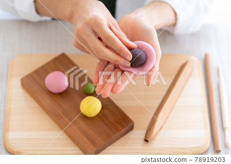 Woman making Japanese sweets Woman making Japanese sweets 78919203