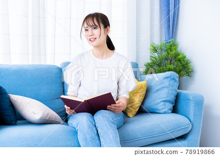 戴眼鏡在沙發上看書的女人 戴眼鏡在沙發上看書的女人 78919866