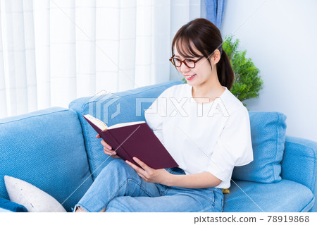 戴眼鏡在沙發上看書的女人 戴眼鏡在沙發上看書的女人 78919868