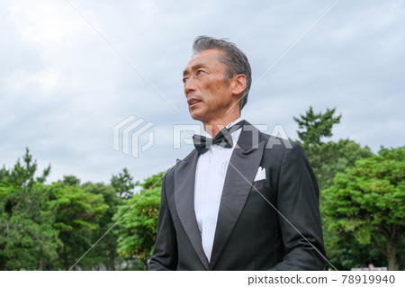 一個商人,一個打黑領帶的男人,一個日本人 一個商人,一個打黑領帶的男人,一個日本人 78919940