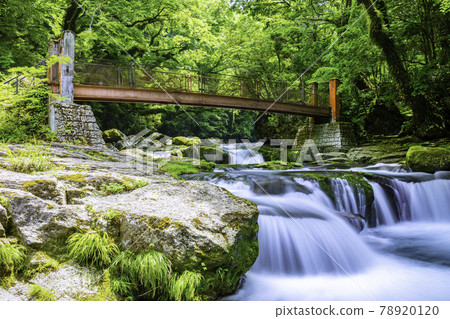 被清澈的水撫平的菊池峽（熊本縣菊池市） 78920120