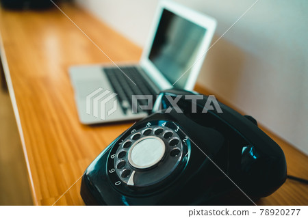 黑色手機和筆記本電腦 黑色手機和筆記本電腦 78920277