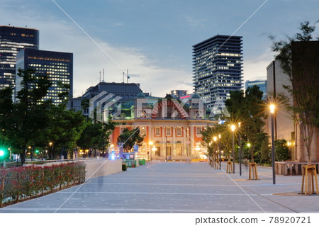 黃昏時分點亮的大阪市中央公會堂 78920721