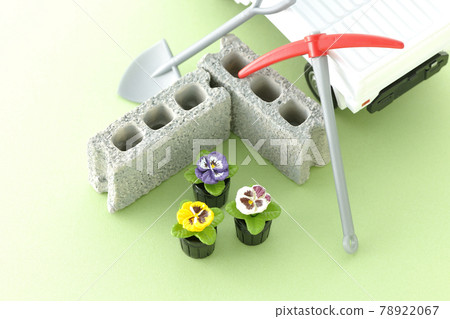 玩具輕老虎、積木、花苗、鐵鍬、鎬。花壇製作和花園製作的圖像。 玩具輕老虎、積木、花苗、鐵鍬、鎬。花壇製作和花園製作的圖像。 78922067