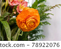 橙色花毛茛在花束中盛開 78922076