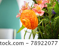 橙色花毛茛在花束中盛開 78922077