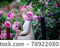 玫瑰園裡的雕塑，粉紅玫瑰盛開 78922080
