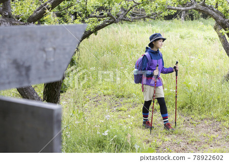 Elementary school trekking image Elementary school girl Elementary school trekking image Elementary school girl 78922602