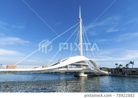 Landscape view of the beautiful pedestrian rotating bridge (Great Harbor Bridge/ Dagang bridge) connecting Pier-2 Art Center and Peng-lai commercial harbor in Kaohsiung, Taiwan 78922882