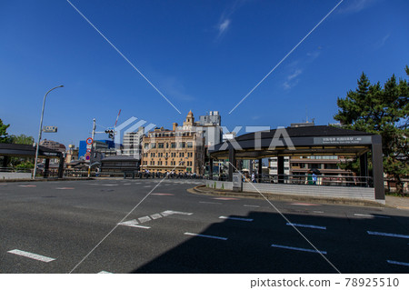 Shijo-dori on a sunny morning 78925510