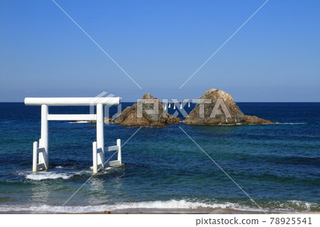女鳥岩和白色鳥居在蔚藍的大海中閃耀的絲島櫻井二見浦的風景 女鳥岩和白色鳥居在蔚藍的大海中閃耀的絲島櫻井二見浦的風景 78925541