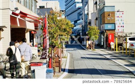 A back street leading from the main line to the station that is one step away 78925684