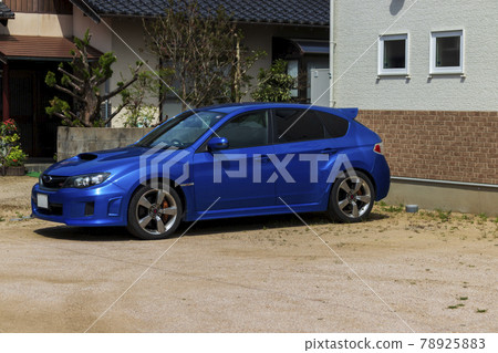 Building and blue car Building and blue car 78925883