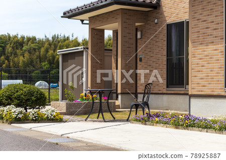 Building entrance garden exterior 78925887