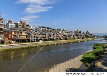 京都鴨川四條早晨 78926444