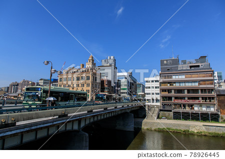 京都鴨川四條早晨 78926445