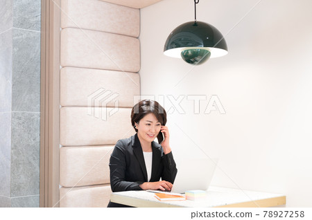 Middle-aged woman teleworking at the work booth "+ SHIFT NOGIZAKA" Middle-aged woman teleworking at the work booth "+ SHIFT NOGIZAKA" 78927258