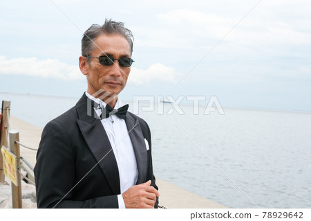 Male in a black tie wearing sunglasses Japanese senior, middle Male in a black tie wearing sunglasses Japanese senior, middle 78929642