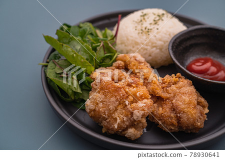 Deep-fried chicken one plate 78930641