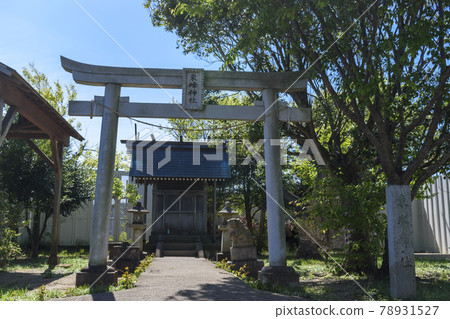 成田機場東寶神社的鳥居和禮堂 成田機場東寶神社的鳥居和禮堂 78931527