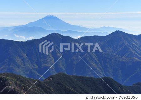 從赤石山頂眺望初雪的富士山 78932356