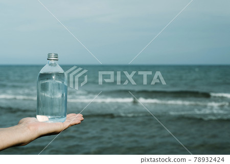 man with a glass reusable water bottle in his hand man with a glass reusable water bottle in his hand 78932424