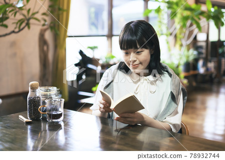 一個年輕女子在溫暖的氣氛中讀書 一個年輕女子在溫暖的氣氛中讀書 78932744