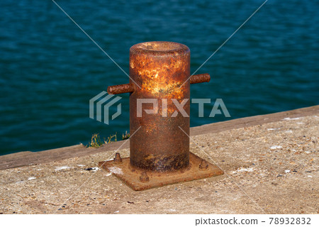 Side view of a samson post style single bitt mooring bollard for boats 78932832
