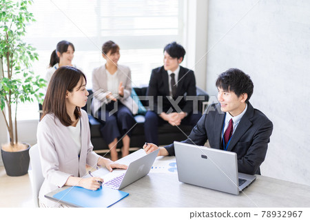 在辦公室工作的商務人士 在辦公室工作的商務人士 78932967