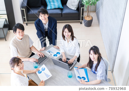 Business person working in the office Business person working in the office 78932968