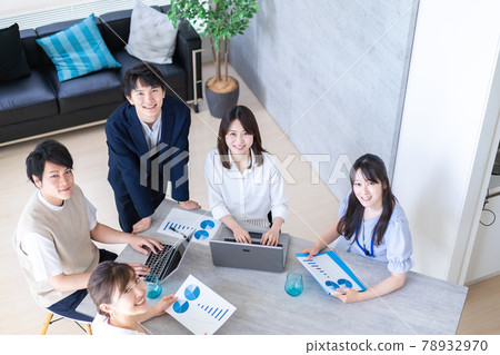 Business person working in the office Business person working in the office 78932970
