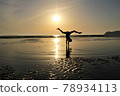 A girl who expresses joy at the beach 78934113