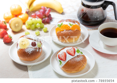 桌上的3種馬里托佐和咖啡 桌上的3種馬里托佐和咖啡 78935654