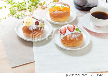 桌上的3種馬里托佐和咖啡 桌上的3種馬里托佐和咖啡 78935655