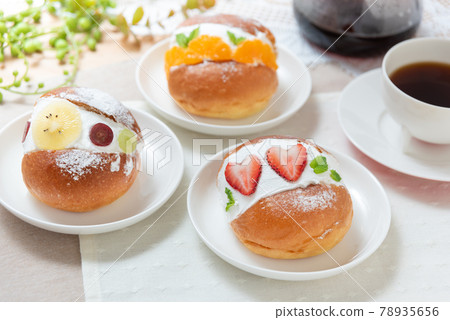 桌上的3種馬里托佐和咖啡 桌上的3種馬里托佐和咖啡 78935656