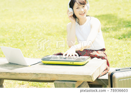 清新綠色的女性創作者工作 78936603