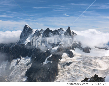 從 Aiguille du Midi 欣賞藍天和萬寶龍阿爾卑斯山 從 Aiguille du Midi 欣賞藍天和萬寶龍阿爾卑斯山 78937173