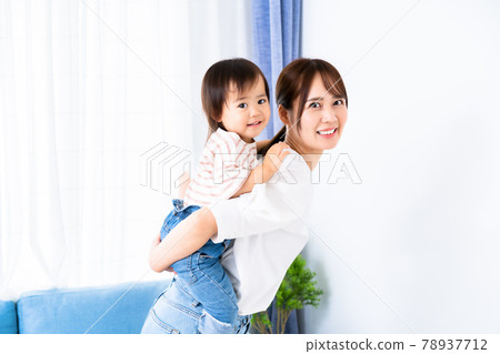 Girl rejoices with mom's piggyback ride 78937712