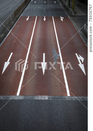 Lined with peeling arrows drawn on red-painted asphalt 78938767