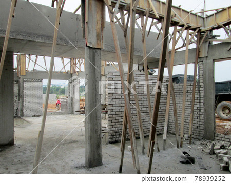 JOHOR, MALAYSIA -NOVEMBER 25, 2016: Bricklayer lay sand bricks block to form building walls at the construction site.  78939252