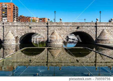 Puente de Segovia over Manzanares River in Madrid Puente de Segovia over Manzanares River in Madrid 78939756
